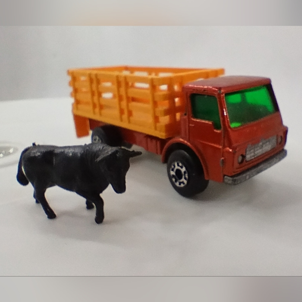 Matchbox 71 Cattle Truck Superfast with one black cow England 1976